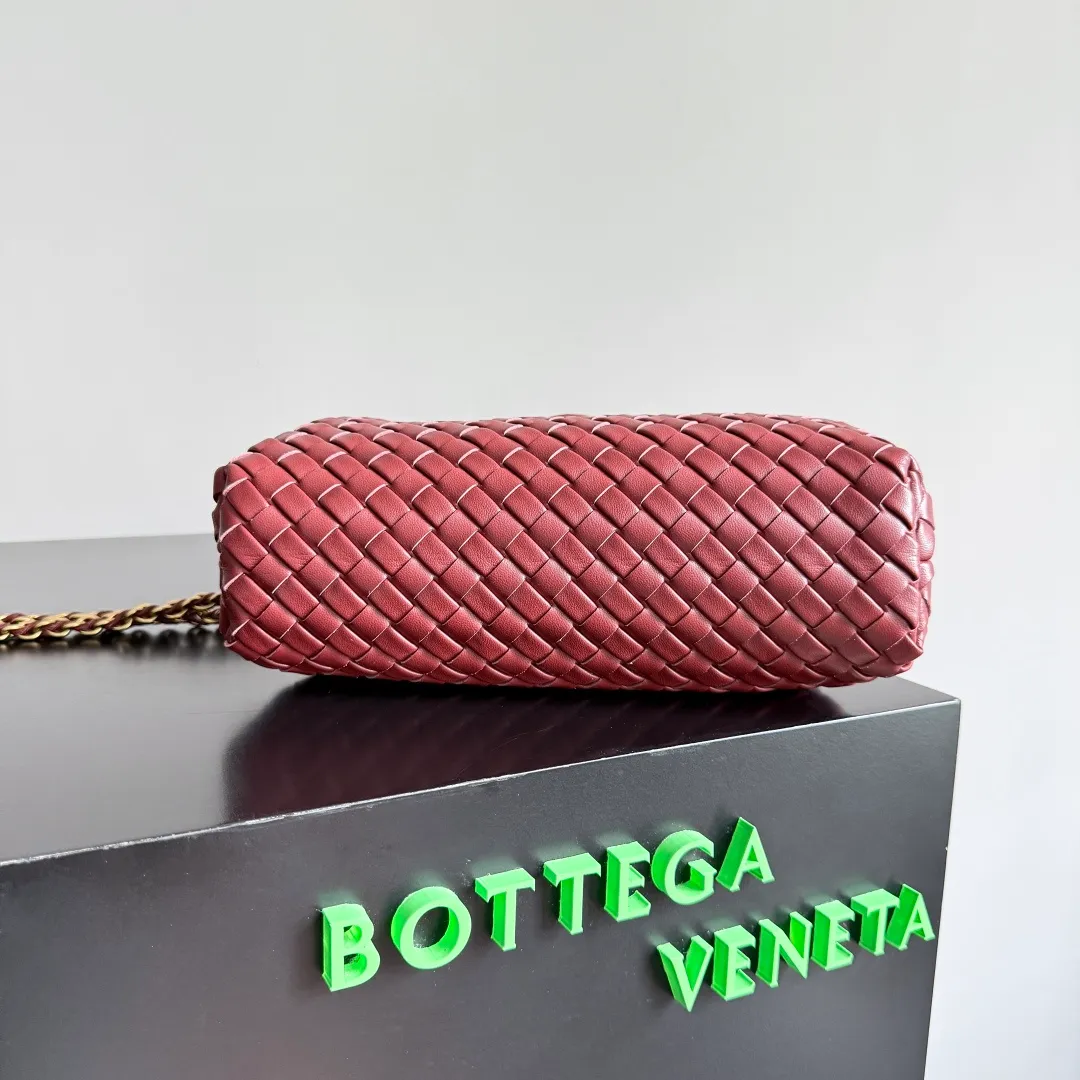 Batch 1880 BOTTEGA VENETA LAUREN 1980 small clutch bag is new! The small size that many people squat on is finally here. The self-adjustable zipper is a highlight of this bag. After being removed, it can be used as a handbag for important occasions. One bag unlocks two carrying methods at the same time. It is practical and has a unique sense of structure and beautiful lines. It is more elegant than a small cloud. It is a tribute to the classics and the pursuit of modernity. Style number: 804038 Size: 27*15*8cm